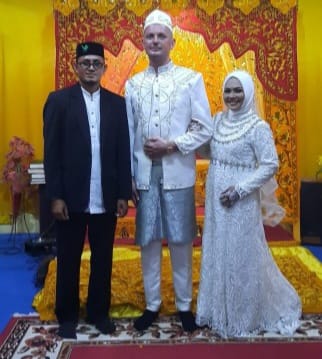 Dara Gampong Iboih Kota Sabang, Maryamah (kanan) dinikahi bule mualaf berkewarganegaraan Polandia, Debski Lukasz Pawel, didampingi Kepala KUA Kecamatan Sukakarya Tgk Firdaus SAg, Senin (6/6)