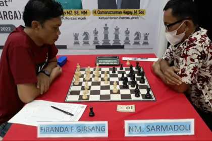 Atlet pelatda PON MN Sarmadoli saat bertanding di babak akhir Kejuaraan Catur Aceh 2022 di Banda Aceh, Selasa (7/6)