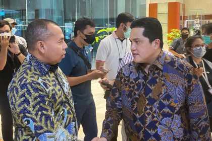 Anggota Komisi VI DPR RI asal Aceh Muslim (kiri) saat bertemu Menteri BUMN Erick Thohir usai rapat kerja, Selasa (7/6)