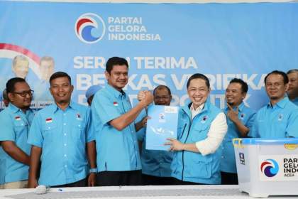 DPW Partai Gelora Aceh menyerahkan berkas verifikasi partai politik kepada DPN Partai Gelora Indonesia yang diterima langsung oleh Ketua Umum DPN Partai Gelora Anis Matta di Jakarta, Selasa (7/6)