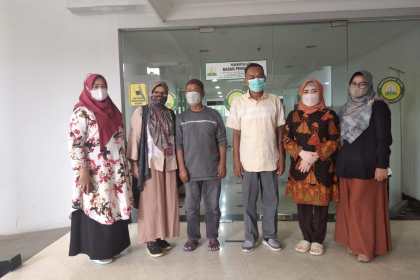 Usman Ubit dan Moch Rezasyah (tengah) foto bersama Kasubbid Hubungan Antar Lembaga dan Masyarakat Cut Putri Alyanur serta staf BPPA, di Kantor BPPA, Jakarta Pusat, Kamis (9/6/2022)