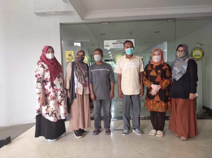 Usman Ubit dan Moch Rezasyah (tengah) foto bersama Kasubbid Hubungan Antar Lembaga dan Masyarakat Cut Putri Alyanur serta staf BPPA, di Kantor BPPA, Jakarta Pusat, Kamis (9/6/2022)