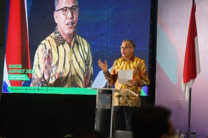 Gubernur Nova Iriansyah saat membuka Rapat Kerja (Raker) Asosiasi Daerah Penghasilan Migas dan Energi Terbarukan (ADPMET) di Gran Ball Room Hotel Four Points, Manado, Sulawesi Utara, Kamis (9/6)