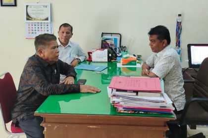 Ketua MPD Kota Banda Aceh Salman Ishak saat melakukan monitoring Penerimaan Peserta Didik Baru (PPDB) di SMAN 4 Banda Aceh