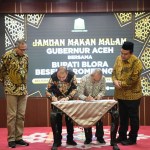 Gubernur Nova Iriansyah bersama Bupati Blora Arief Rohman menyaksikan penandatanganan perjanjian kerja sama oleh Kadis Kebudayaan dan Pariwisata Aceh Jamaluddin dengan Kadis Kepemudaan, Olahraga, Kebudayaan dan Pariwisata Blora, di Meuligoe Gubernur Aceh, Selasa malam (14/6)