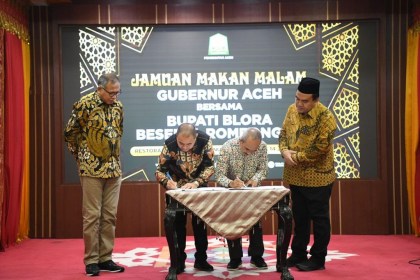 Gubernur Nova Iriansyah bersama Bupati Blora Arief Rohman menyaksikan penandatanganan perjanjian kerja sama oleh Kadis Kebudayaan dan Pariwisata Aceh Jamaluddin dengan Kadis Kepemudaan, Olahraga, Kebudayaan dan Pariwisata Blora, di Meuligoe Gubernur Aceh, Selasa malam (14/6)