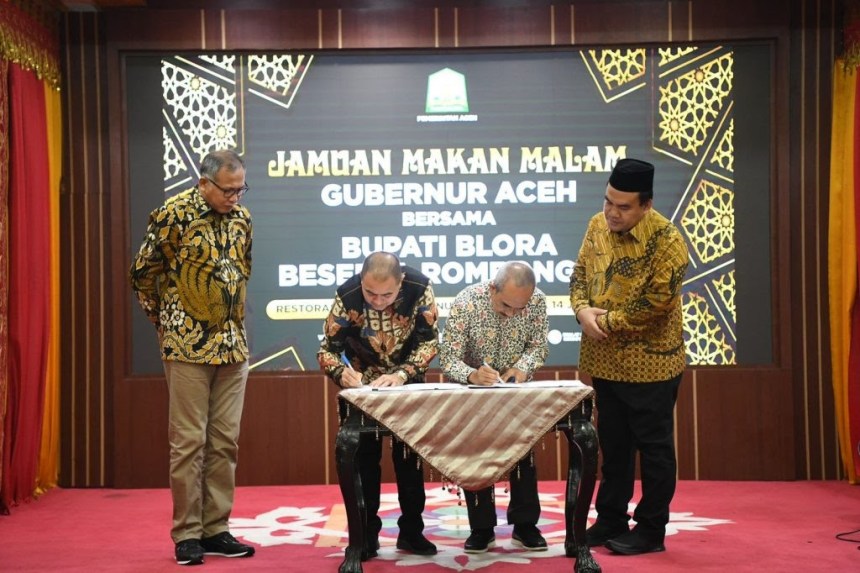 Gubernur Nova Iriansyah bersama Bupati Blora Arief Rohman menyaksikan penandatanganan perjanjian kerja sama oleh Kadis Kebudayaan dan Pariwisata Aceh Jamaluddin dengan Kadis Kepemudaan, Olahraga, Kebudayaan dan Pariwisata Blora, di Meuligoe Gubernur Aceh, Selasa malam (14/6)