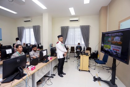 Kepala Biro AAKK UIN Ar-Raniry Mirwan Fasta MSi mengikuti pembukaan UMPTKIN tahun 2022 secara daring yang dibuka langsung oleh Menteri Agama RI Yaqut Cholil Qoumas, Selasa (14/6/2022)