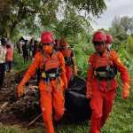 Tim Basarnas Banda Aceh mengevakuasi mayat pria tanpa identitas yang ditemukan tanpa busana mengapung di Krueng Aceh, kawasan Desa Miruek, Kecamatan Krueng Barona Jaya, Aceh Besar, Rabu (15/6)
