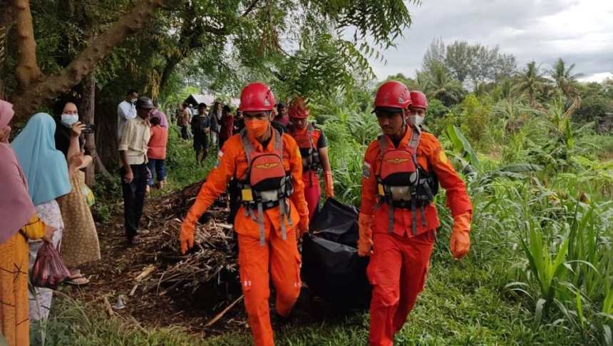 Tim Basarnas Banda Aceh mengevakuasi mayat pria tanpa identitas yang ditemukan tanpa busana mengapung di Krueng Aceh, kawasan Desa Miruek, Kecamatan Krueng Barona Jaya, Aceh Besar, Rabu (15/6)