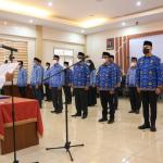 Asisten Administrasi Umum Sekda Aceh Iskandar, mengambil sumpah dan melantik 15 pejabat eselon III dan IV lingkungan Pemerintah Aceh, di Kantor Badan Kepegawaian Aceh (BKA), Rabu (15/6)