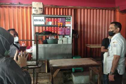 Kasubbid Hubungan Antar Lembaga dan Masyarakat BPPA Cut Putri Alyanur didampingi Kasi Pemerintahan kelurahan Pluit Bakar Usman saat meninjau Nasi Uduk "Aceh" 77 di Pasar Muara Karang, Pluit, Penjaringan, Jakarta Utara, Rabu (15/6/2022)