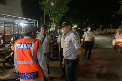Petugas Dishub Kota Banda Aceh bersama personel Satuan Reskrim Polresta Banda Aceh menertibkan jukir liar dan memboyongnya yang bandel ke Polresta, Jum'at malam (17/6)