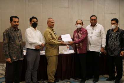 Asisten I Sekda Aceh Dr M Jafar menyerahkan dokumen lengkap kepada Direktur Toponimi dan Batas Daerah Ditjen Bina Adwil Kemendagri Sugiarto, dalam Rapat Koordinasi Hasil Survei Tim Pusat terhadap empat pulau di Singkil, di Hotel Acacia, Jakarta, Senin (20