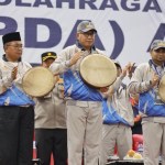 Gubernur Nova Iriansyah bersama Bupati Aceh Barat Ramli MS dan Kadispora Aceh Dedy Yuswadi AP, melakukan penabuhan rapa'i saat membuka Pekan Olahraga Pelajar (Popda) XVI Aceh, di Meulaboh, Senin (20/6/2022)