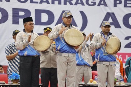 Gubernur Nova Iriansyah bersama Bupati Aceh Barat Ramli MS dan Kadispora Aceh Dedy Yuswadi AP, melakukan penabuhan rapa'i saat membuka Pekan Olahraga Pelajar (Popda) XVI Aceh, di Meulaboh, Senin (20/6/2022)
