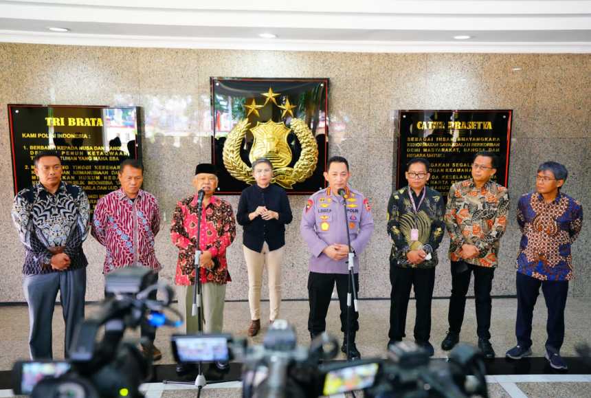 Kapolri Jenderal Pol Listyo Sigit Prabowo melakukan pertemuan dengan Ketua Dewan Pers Prof Azyumardi Azra di Mabes Polri, Jakarta Selatan, Selasa (21/6)