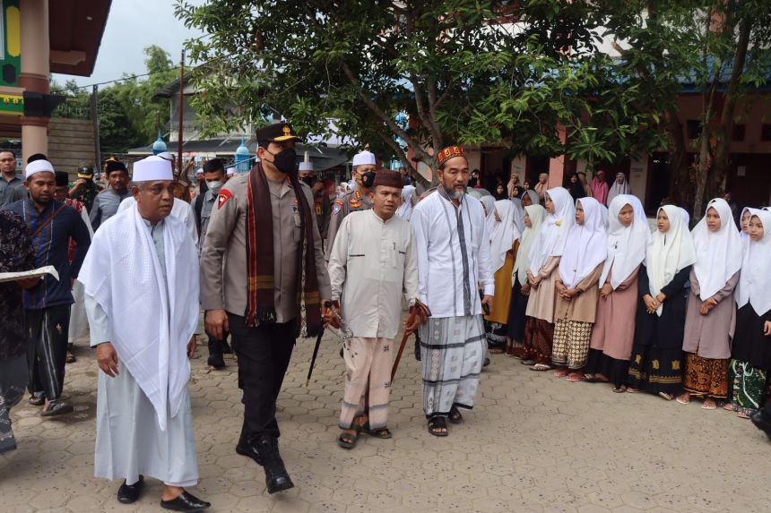 Kapolda Aceh Irjen Pol Ahmad Haydar disambut lantunan selawat di Dayah Ruhul Fatayat Seulimuem, Selasa (21/6)