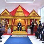Surya Paloh saat disambut secara adat saat tiba di kantor baru DPW NasDem Aceh, kawasan Pango Banda Aceh, Senin (27/6)