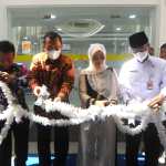 Direktur Utama Bank BTN Haru Koesmahargyo, Asisten Administrasi Umum Sekda Aceh Dr Iskandar AP, Wali Kota Banda Aceh Aminullah Usman dan Ketua Dekranasda Aceh Dyah Erti Idawati meresmikan gedung baru Kantor BTN Syariah Cabang Banda Aceh, di kawasan Simpang Lima, Rabu (29/6)