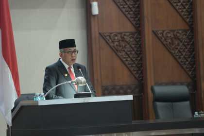 Gubernur Nova Iriansyah menyampaikan jawaban tanggapan tentang pendapat Badan Anggaran DPRA pada Paripurna DPRA Tahun 2022 di Gedung Utama DPRA, Kamis malam (30/6)