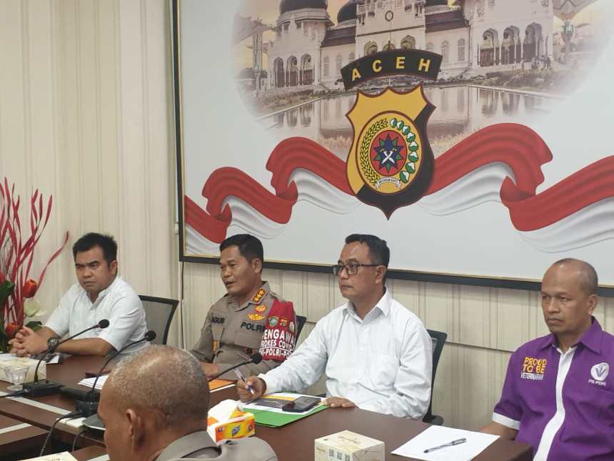 Karo Ops Polda Aceh Kombes Pol Agus Sarjito memimpin Rakor penanganan wabah PMK pada hewan ternak di Aula Presisi Biro Ops Polda Aceh, Jum'at (1/7)