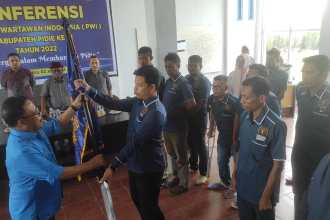 Ketua PWI Aceh M Nasir Nurdin mengukuhkan Firman Zubir sebagai Ketua PWI Kabupaten Pidie periode 2022-2025, usai terpilih secara demokratis dalam lanjutan Konferkab VI di Kantor PWI Pidie, Kota Sigli, Sabtu (2/7/2022)