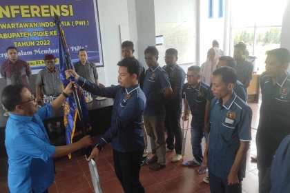 Ketua PWI Aceh M Nasir Nurdin mengukuhkan Firman Zubir sebagai Ketua PWI Kabupaten Pidie periode 2022-2025, usai terpilih secara demokratis dalam lanjutan Konferkab VI di Kantor PWI Pidie, Kota Sigli, Sabtu (2/7/2022)