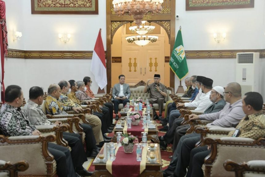 Gubernur Nova Iriansyah memberikan kata sambutan saat menerima kunjungan silaturrahmi dan audiensi Dirut Bank Aceh Syariah Haizir Sulaiman beserta seluruh Dewan Komisaris, Direksi dan Dewan Pengawas Syariah BAS, di Meuligoe Gubernur Aceh, Senin (4/7)