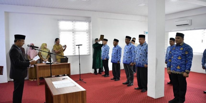 Asisten III Setda Aceh Dr Iskandar melantik 19 pejabat eselon III dan IV di lingkungan Pemerintah Aceh, di Aula Kantor Korpri Aceh, Senin (4/7)