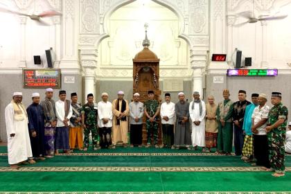 Dandim 0103/Aceh Utara Letkol Inf Hendrasari Nurhono melaksanakan Gerakan Subuh Masjid (GSM) bersama masyarakat di Masjid Al Hikmah Cunda, kota Lhokseumawe, Selasa (12/7)