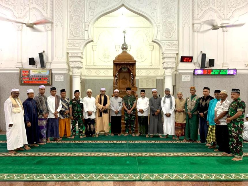 Dandim 0103/Aceh Utara Letkol Inf Hendrasari Nurhono melaksanakan Gerakan Subuh Masjid (GSM) bersama masyarakat di Masjid Al Hikmah Cunda, kota Lhokseumawe, Selasa (12/7)