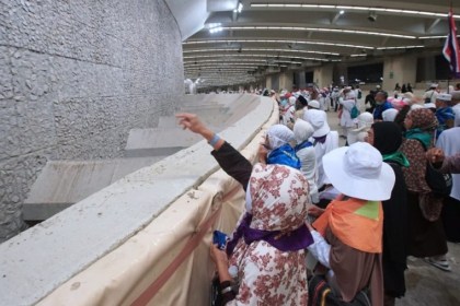 Jamaah haji saat melempar jumrah di Muzdalifah