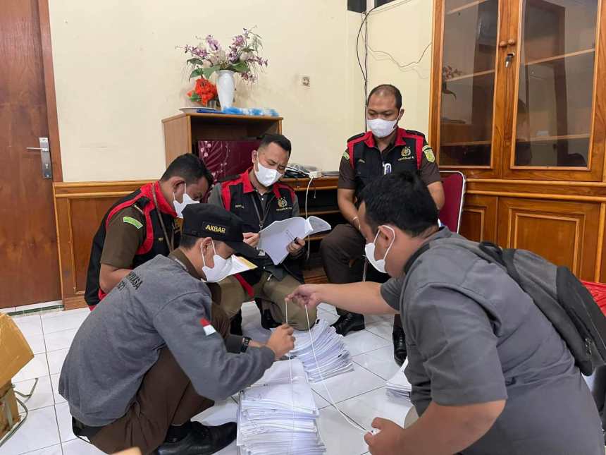 Tim Penyidik Bidang Pidsus Kejari Aceh Utara melakukan penggeledahan kantor Baitul Mal Kabupaten Aceh Utara yang berada di kota Lhokseumawe, pada Selasa siang (12/7)