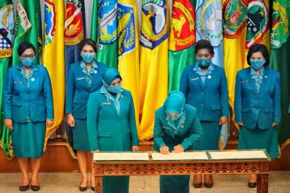 Ny Ayu Candra Febiola Nazuar menandatangani SK pengangkatan Pj Ketua TP PKK Aceh yang disaksikan Ketua Umum TP PKK Tri Tito Karnavian di Gedung SBP Kemendagri, Jakarta, Rabu (13/7)