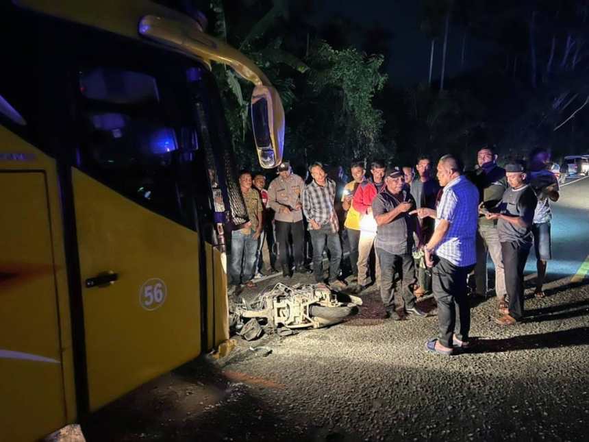 Dua pengendara sepeda motor meninggal dunia setelah mengalami tabrakan dengan Bus Sempati Star BL 7800 AA, di jalan Banda Aceh-Medan tepatnya di Gampong Kupula Tanjong Kecamatan Padang Tiji, Pidie, Selasa malam (12/7)