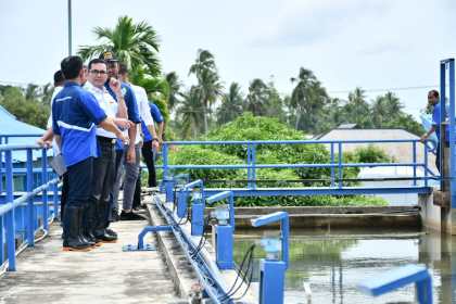 Pj Wali Kota Banda Aceh Bakri Siddiq meninjau unit Water Treatment Plant (WTP) Perumdam Tirta Daroy di kawasan Lambaro, Aceh Besar, Rabu (13/7/2022)