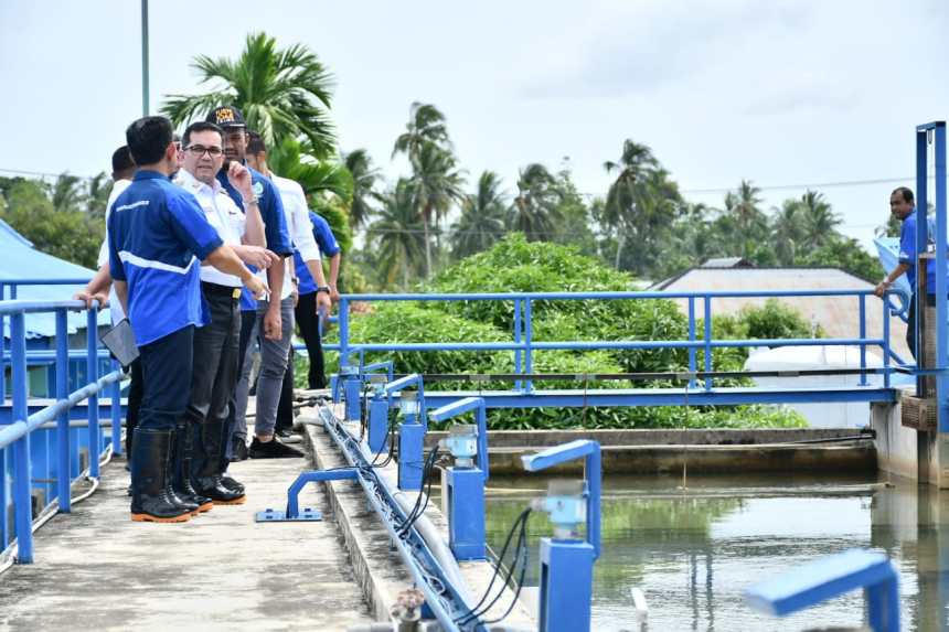Pj Wali Kota Banda Aceh Bakri Siddiq meninjau unit Water Treatment Plant (WTP) Perumdam Tirta Daroy di kawasan Lambaro, Aceh Besar, Rabu (13/7/2022)