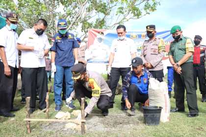 Kapolres Simeulue AKBP Jatmiko meletakkan batu pertama pembangunan Kantor Pos Pol Airud di Pantai Desa Salur Lasengalue Kecamatan Teupah Barat, Rabu (13/7)
