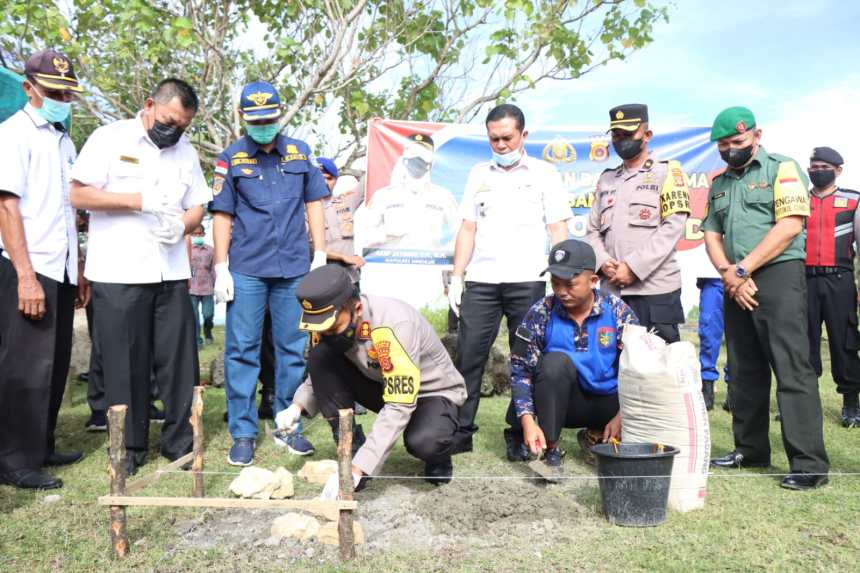 Kapolres Simeulue AKBP Jatmiko meletakkan batu pertama pembangunan Kantor Pos Pol Airud di Pantai Desa Salur Lasengalue Kecamatan Teupah Barat, Rabu (13/7)