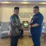 Kepala KPPN Tapaktuan Andi Khairuddin menyerahkan plakat penghargaan kepada H Juniazi, SAg MPd sebagai KPA Inspiratif Jajaran KPPN Tapaktuan TA 2022, Kamis (14/7) di Aula KPPN setempat