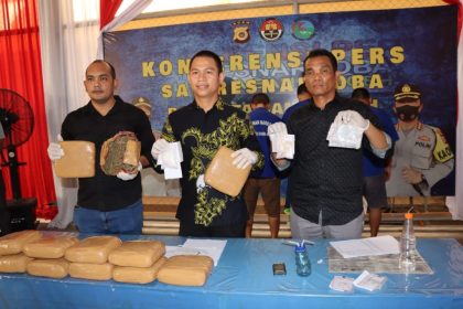 Kasat Resnarkoba Polresta Banda Aceh Kompol Tendri Wardi, Jum'at siang (15/7) memberikan keterangan terkait penangkapan pemilik narkoba warga Gampong Santan, Ingin Jaya, Aceh Besar