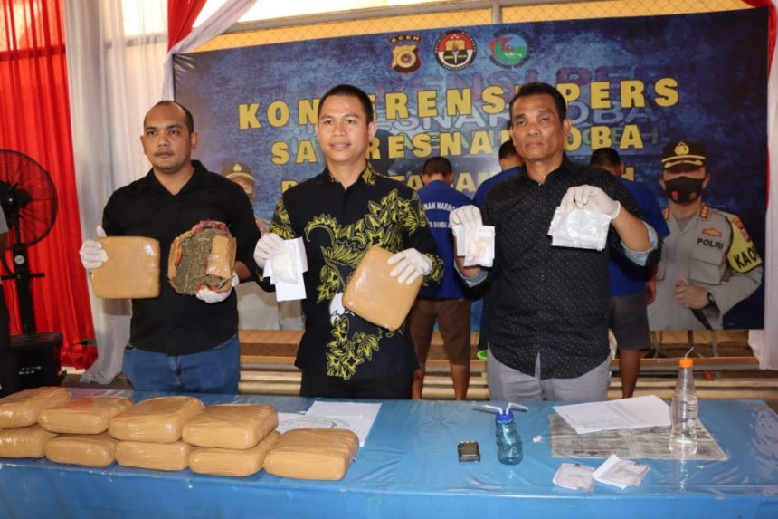 Kasat Resnarkoba Polresta Banda Aceh Kompol Tendri Wardi, Jum'at siang (15/7) memberikan keterangan terkait penangkapan pemilik narkoba warga Gampong Santan, Ingin Jaya, Aceh Besar