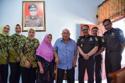 Kajati Aceh Bambang Bachtiar melakukan anjangsana ke rumah mantan Kajati Aceh HT Zakaria di Banda Aceh, dalam rangka Hari Bhakti Adhyaksa ke-62
