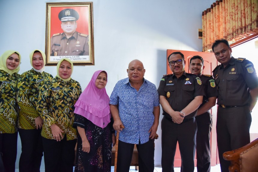 Kajati Aceh Bambang Bachtiar melakukan anjangsana ke rumah mantan Kajati Aceh HT Zakaria di Banda Aceh, dalam rangka Hari Bhakti Adhyaksa ke-62