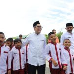 Pj Walikota Banda Aceh Bakri Siddiq bersama siswa saat mengunjungi SDN 1 Banda Aceh, Jum'at (15/7)