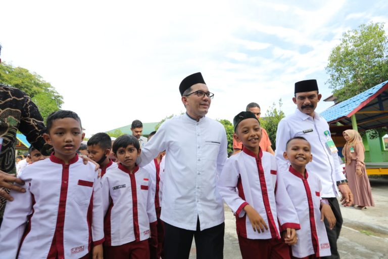 Pj Walikota Banda Aceh Bakri Siddiq bersama siswa saat mengunjungi SDN 1 Banda Aceh, Jum'at (15/7)