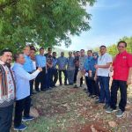 Pengurus KONI Aceh saat melakukan peninjauan lokasi Venue Utama PON 2024 Aceh-Sumut yang bakal dibangun di kawasan Neuhen, Aceh Besar