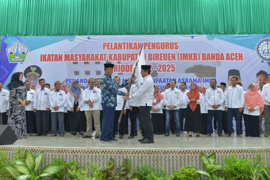 Bupati Bireuen Muzakkar A Gani, Sabtu malam (16/7) melantik pengurus Ikatan Masyarakat Kabupaten Bireuen (IMKB) Periode 2022-2025 di Gedung UCC Ahmad Dahlan, Unmuha Aceh