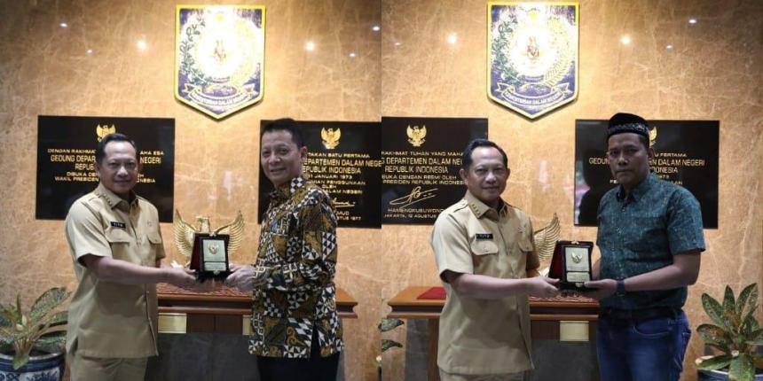 Pj Gubernur Aceh Achmad Marzuki dan Ketua DPRA Saiful Bahri menerima plakat dari Mendagri Tito Karnavian, usai pertemuan di Jakarta, Senin (25/7)
